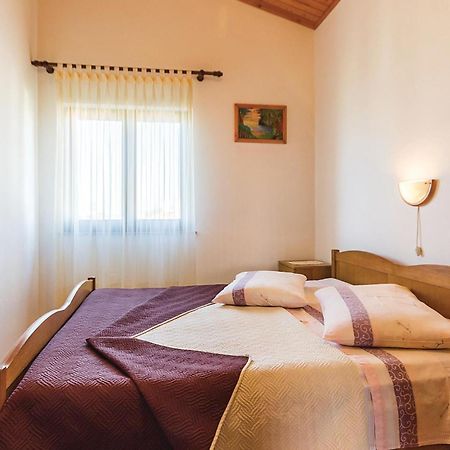 Beautiful Apartment In Pula With Kitchen エクステリア 写真