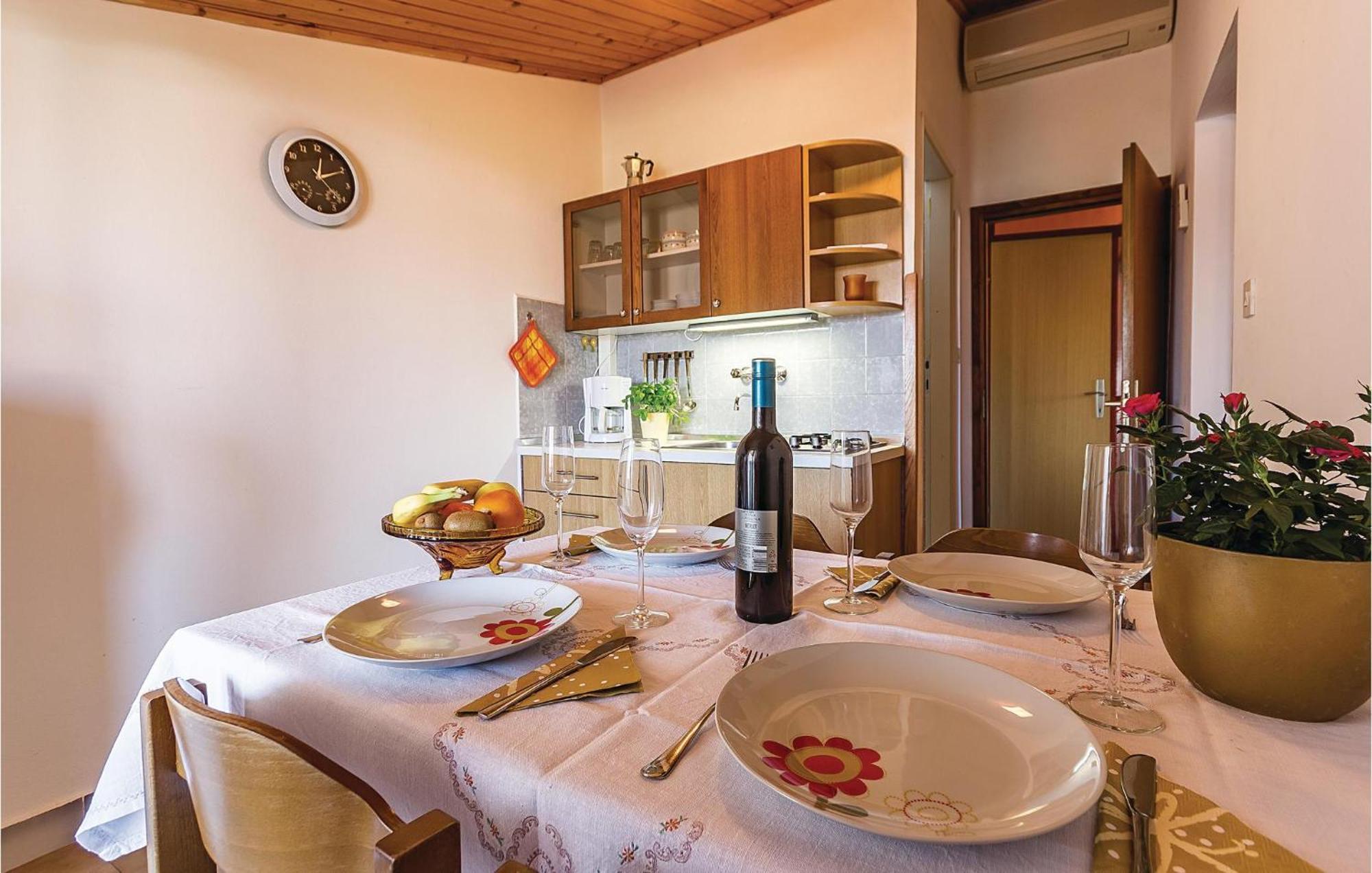 Beautiful Apartment In Pula With Kitchen エクステリア 写真