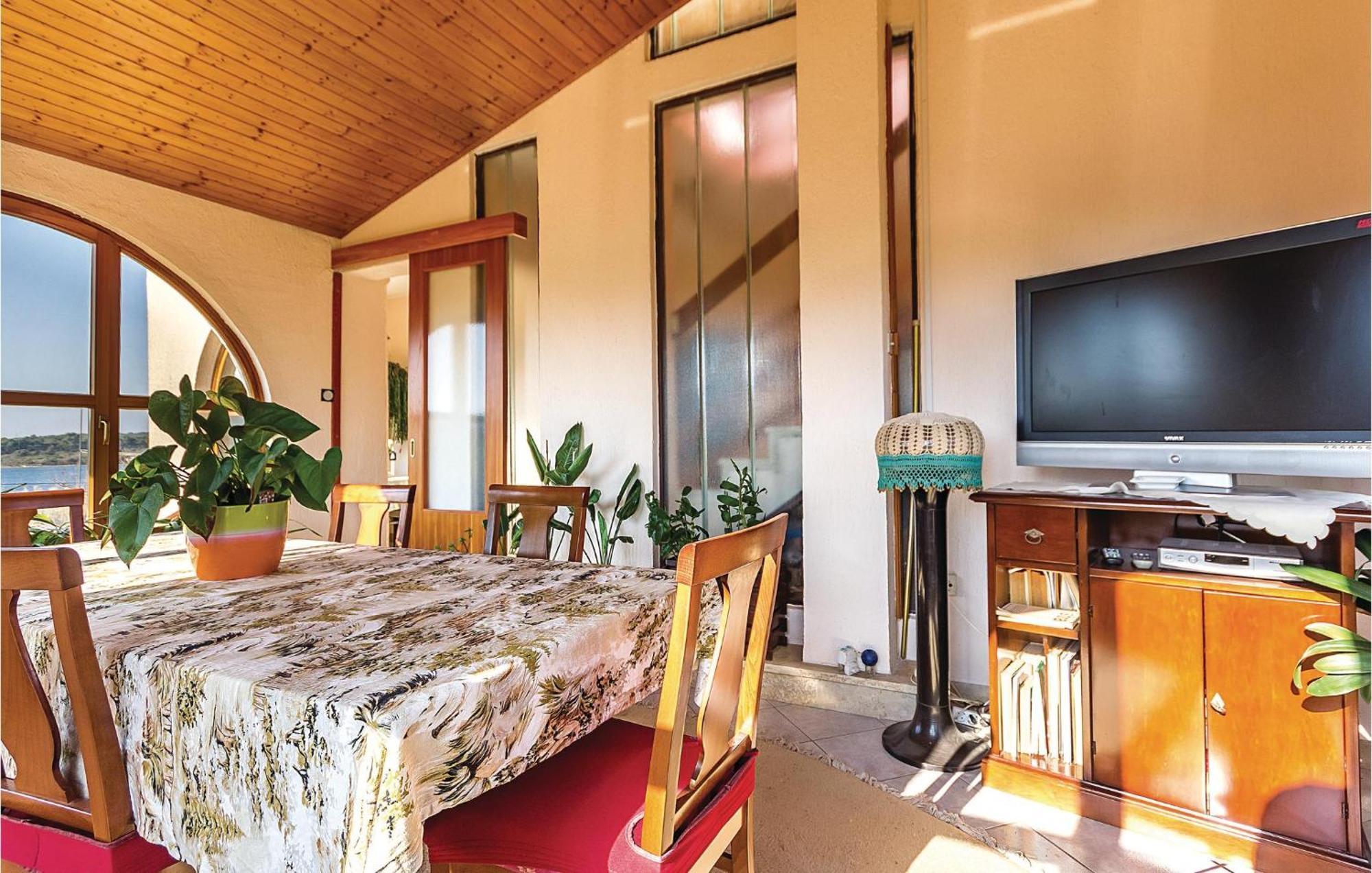 Beautiful Apartment In Pula With Kitchen エクステリア 写真