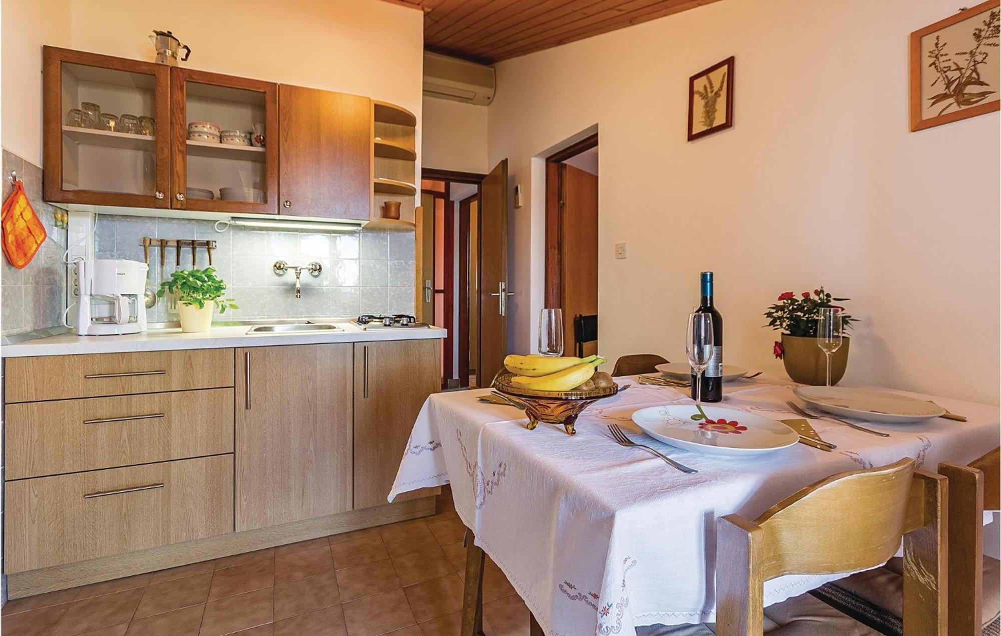 Beautiful Apartment In Pula With Kitchen エクステリア 写真